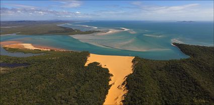 Yellow Patch Sand Dune - Cape Capricorn - Curtis Island - QLD (PBH4 00 18171)